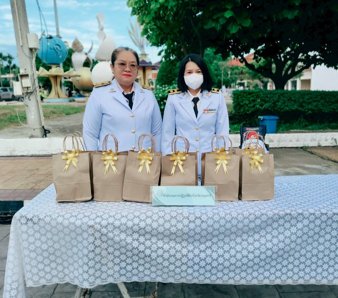 title -  ส.ป.ก.ปทุมธานี ร่วมพิธีเจริญพระพุทธมนต์และทำบุญตักบาตรพระภิกษุสงฆ์และสามเณร  เนื่องในโอกาสวันเฉลิมพระชนมพรรษา